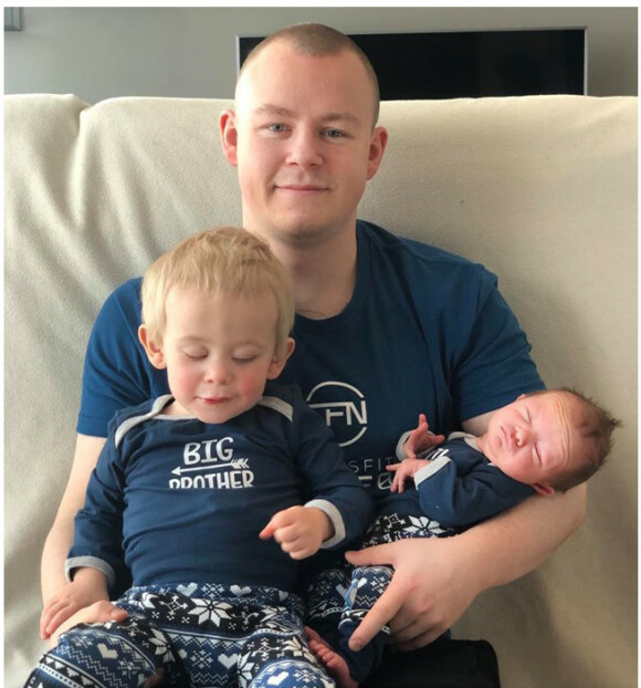 STOLT STOREBROR: Theo og lillebror Noah iført matchende antrekk på fanget til pappa Daniel. Foto: Privat STOLT STOREBROR: Theo og lillebror Noah iført matchende antrekk på fanget til pappa Daniel. Foto: Privat